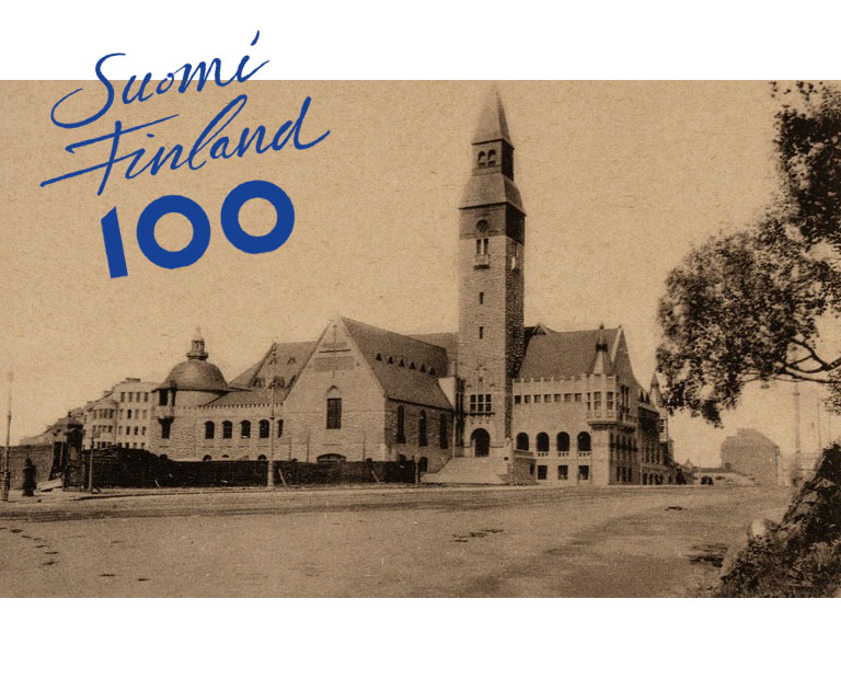 Suomen kansallismuseon rakennus ulkoapäin ja Suomi100-juhlavupoden logo
