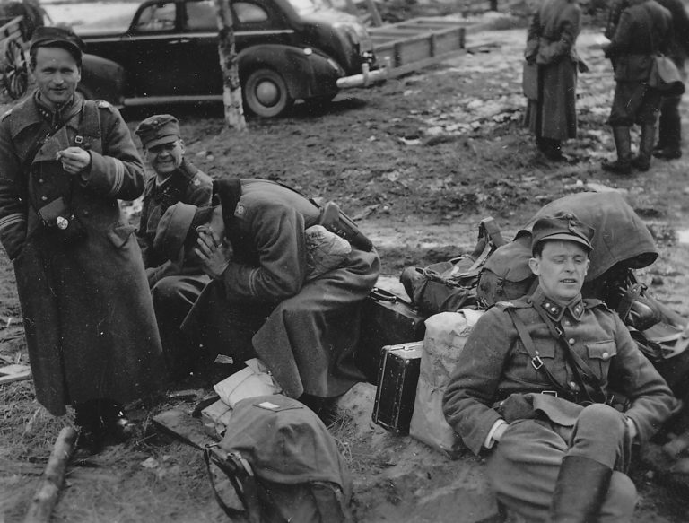 Suomalaisia upseereita sotilaspuvussaan odottamassa lomalle lähtöä toisen maailmansodan aikaan.